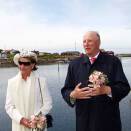 Kong Harald og Dronning Sonja under besøket i Lovund på Lurøy (Foto: Knut Falch, Scanpix)